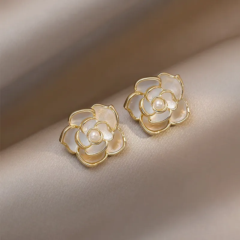 ED64150 Koreaanse Fashion Leuke Nieuwe Emaille Parel Camellia Bloem Stud Oorbellen Voor Vrouwen Vergulde Sieraden