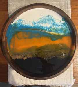 Bandeja de Madera Artesanal con Detalles Artísticos de Resina que Ofrece un Método Sofisticado para Servir Alimentos y Bebidas - Product Image 4