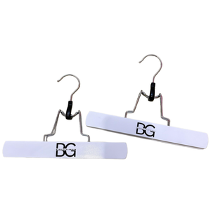Cintre en <span class=keywords><strong>bois</strong></span> personnalisé avec logo blanc et noir pour extensions de cheveux, pince sur mesure pour vêtements, pantalons et perruques - Product Image 1