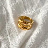 Bague élégante eManco à double boucle en acier inoxydable plaqué or PVD - Bijou délicat hypoallergénique sans nickel pour femme