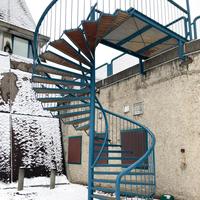 Escalier en spirale extérieur sur mesure pour la zone de piscine avec structure en aluminium et design gain de place