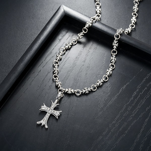 <span class=keywords><strong>Set</strong></span> di <span class=keywords><strong>Bracciale</strong></span> <span class=keywords><strong>e</strong></span> <span class=keywords><strong>Collana</strong></span> in Stile Retrò Europeo per <span class=keywords><strong>Uomo</strong></span> <span class=keywords><strong>e</strong></span> Donna, in Lega con Diamanti <span class=keywords><strong>e</strong></span> Croce, Design Chic Retrò Cromato - Product Image 4