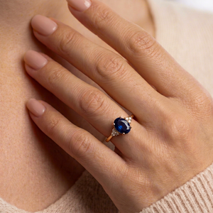 Bague de fiançailles en saphir bleu taille ovale 1,50 carat, bague de mariage en or 14 carats avec grappe de pierres, bijoux fins sur mesure - Product Image 1
