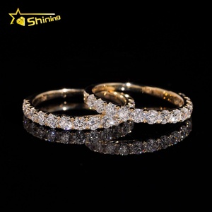 Anello in Oro 10K con Gemma Sintetica Taglio Brillante Rotondo, Fascia a Fila Singola, <span class=keywords><strong>Gioielleria</strong></span> Fine per Negozi di Gioielli - Product Image 2