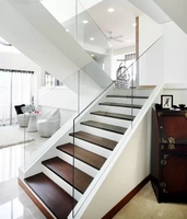 CBMMart Escalier d'intérieur classique personnalisé Escalier en acier Design décoratif Escaliers d'intérieur modernes avec cage d'escalier à LED Bande de roulement en bois