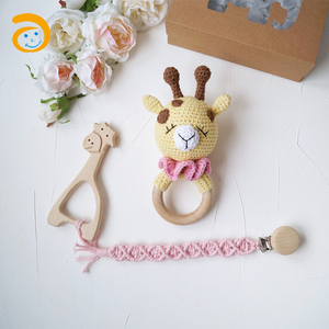 Venta al por mayor ganchillo algodón Animal madera bebé mordedor sonajero conejito ganchillo León ganchillo Animal ganchillo mordedor juguete - Product Image 2