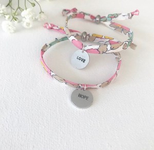 <span class=keywords><strong>Bracelet</strong></span> à breloques personnalisé <span class=keywords><strong>Liberty</strong></span> of London joli <span class=keywords><strong>bracelet</strong></span> en tissu à breloques initiales florales cadeau pour elle - Product Image 3