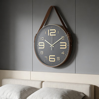 Horloge murale analogique industrielle noire de 20 pouces 2026 avec système de suspension en cuir et chiffres 3D en relief pour décoration de salon
