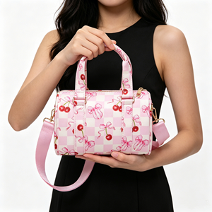 Regalo per Lei: Borsa a Tracolla Cilindrica con Stampa Ciliegie Rosa, Borsa da Viaggio in Nylon, Stile Coquette, Mini Borsone - Product Image 2