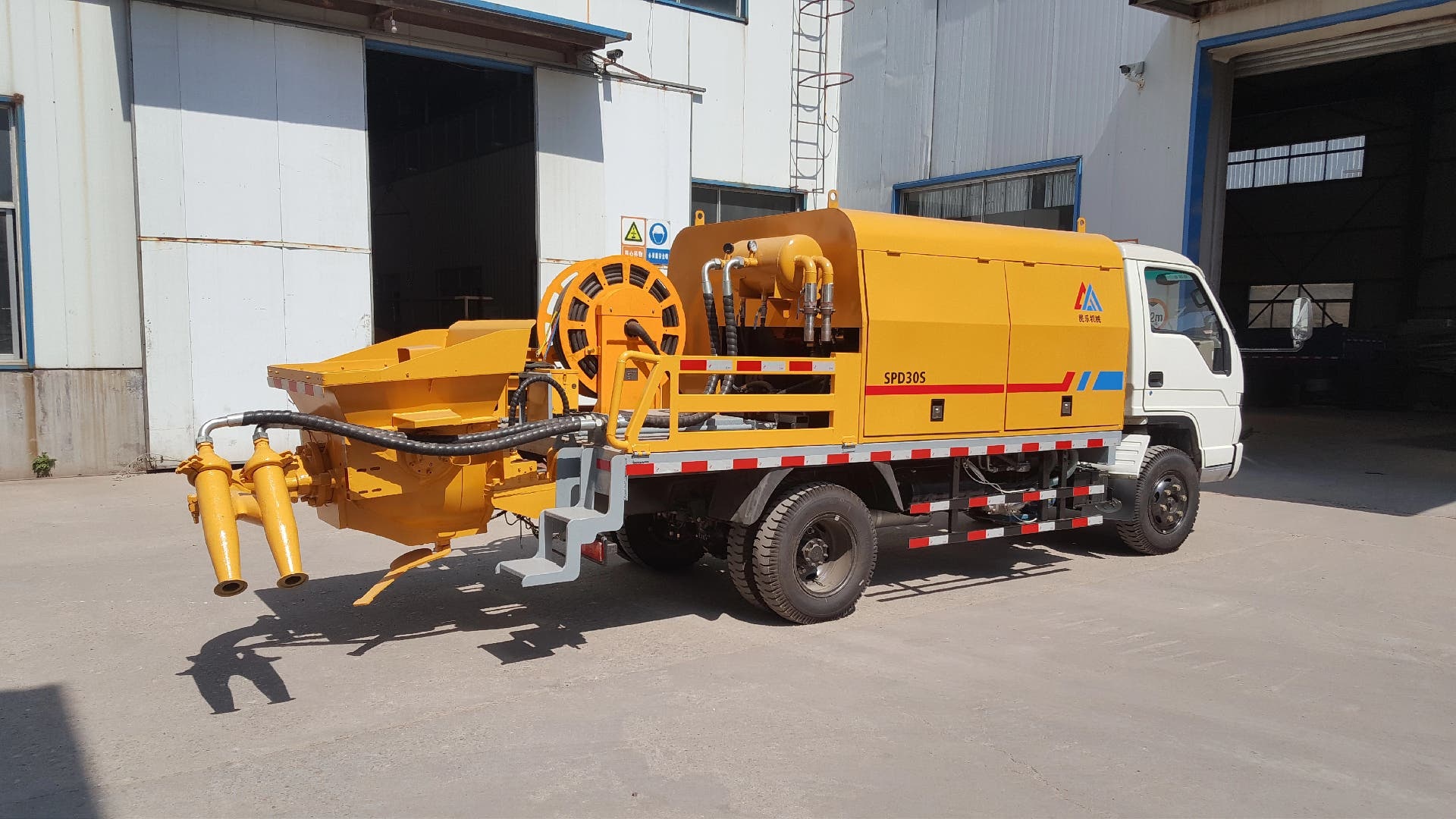 Machine à jet humide à double buse montée sur camion à vendre