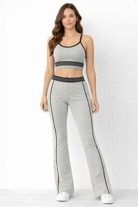 Conjunto de sujetador deportivo y pantalones acampanados — Detalle de diseño: Tirantes finos - Product Image 3