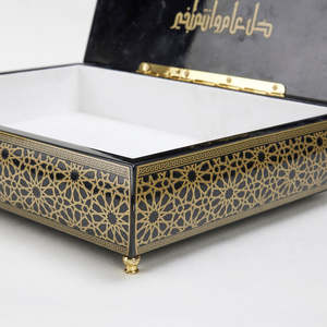 Exhibidor de Madera de Alto Brillo con Forro de Gamuza para Anillos, Pulseras y Collares, Diseño Rectangular Lujoso y Elegante - Product Image 6