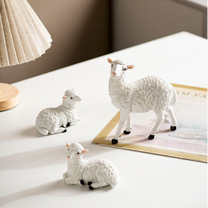 Ensemble d'ornements créatifs en résine, design moderne et épuré, agneau à genoux, décoration pour maison de retraite, cadeau Fête des Mères, thème parent-enfant - Product Image 3