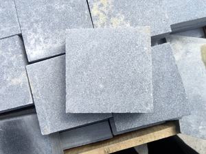 La petite pierre grise forte de granit couvre de tuiles la finition extérieure aiguisée pour l'application de plancher extérieur avec la coupe et le meulage d'experts - Product Image 3