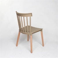 Meistverkaufter und Günstiger Esszimmerstuhl aus Kunststoff PP Windsor mit Holzbeinen