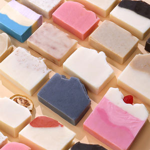 Savon artisanal triple couleur à l'<span class=keywords><strong>huile</strong></span> <span class=keywords><strong>de</strong></span> <span class=keywords><strong>coco</strong></span> - Barre hydratante naturelle pour usage familial en stock - Product Image 3