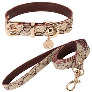 Conjunto de collar y correa de cuero ajustable de lujo para perros Patrón de estampado de diseñador de marca con decoración de remaches para cachorros y perros - Product Image 1