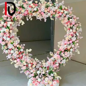 नई डिजाइन गर्म बिक्री गुलाबी सफेद शादी की व्यवस्था कट्टर दिल के आकार का पृष्ठभूमि घटना की सजावट के लिए कृत्रिम फूल