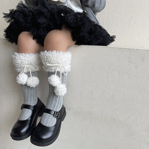 Chaussettes d'hiver chaudes et douillettes en polaire d'agneau Pom Ball Kids Girls Knee High Boot Socks Ribbed Knit Fluffy <span class=keywords><strong>Sherpa</strong></span> Baby Girls Knee High Socks - Product Image 2