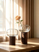 Vase à bulles en verre avec base en noyer, style esthétique minimaliste, pour une seule rose, idéal pour la décoration moderne des halls et des chambres.