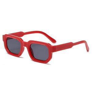 2025 nuovi <span class=keywords><strong>occhiali</strong></span> <span class=keywords><strong>da</strong></span> <span class=keywords><strong>sole</strong></span> quadrati retrò europeo americano semplici lenti polarizzate <span class=keywords><strong>da</strong></span> <span class=keywords><strong>donna</strong></span> di alta moda giallo chiaro in <span class=keywords><strong>metallo</strong></span> - Product Image 3