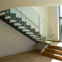 Escalier droit intérieur avec garde-corps en verre, double poutre, durable et sûr