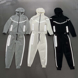 Conjunto deportivo informal OEM de tejido técnico con ribetes reflectantes, sudadera con capucha y cremallera de corte ajustado, conjunto de jogger para hombre, ropa urbana, chándal personalizado. - Product Image 1