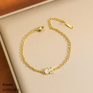 Lässiges Vintage-Armband mit personalisiertem, glattem und glänzendem, anlaufbeständigem 18k vergoldetem Edelstahl-Anhänger mit grünem Zirkon - Product Image 3