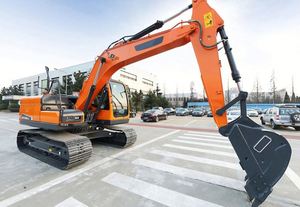 Excavatrice sur chenilles Develon DX130, 13 tonnes, compacte, puissante, moteur Perkins, machine utilitaire à haute efficacité, prête à être expédiée - Product Image 2