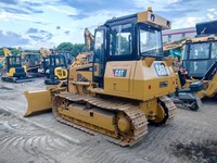 Bouteur sur chenilles CAT D5K jaune, équipement de construction, capacité de bulldozing de 2,2 m, moteur Cummins de 140 CV avec pompe