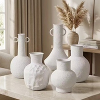Vas Bunga Bertekstur Rustic Modern, Vas Besi Putih Matte untuk Dekorasi Rumah, Pot Minimalis Berpenampilan Keramik untuk Meja Ruang Tamu