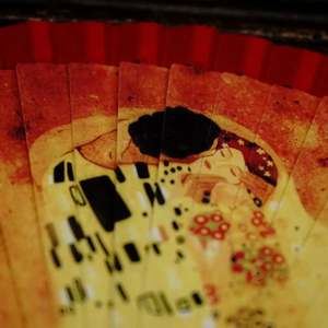 Abanico de Mano de Madera Tallado, Ecológico, con Forro de Bambú, Diseño de Pirámide, Hecho a Mano, Personalizado, Regalo de Decoración para el Hogar y Bodas - Product Image 2