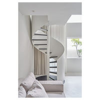 Escalier en colimaçon sur mesure avec colonne centrale en acier, marches en bois massif, balustres en fer forgé, finition noire thermolaquée