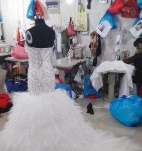 Robes de mariée scintillantes et tendance en strass, style queue de poisson glamour, pour le marché africain (vente en gros et au détail) - Product Image 3