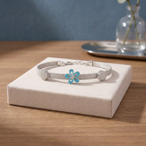 Bracelet en argent sterling 925 avec motif floral à 5 pétales et breloque en émail bleu vibrant avec éléments en forme de dôme - Product Image 3