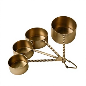 Juego de 4 tazas medidoras de metal con acabado dorado y mango con diseño trenzado, reutilizables, últimos diseños, juego de medición, impresión de logotipo personalizado - Product Image 1