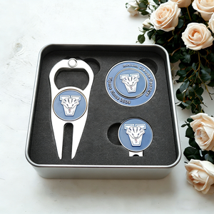 Juego de regalo de golf hecho en China, varios diseños de letras, juego de herramientas para divots, marcador de pelota de golf promocional personalizado con ficha de póker esmaltada - Product Image 1