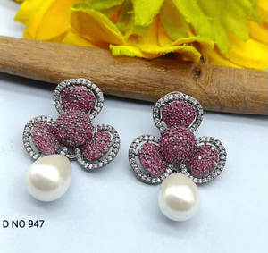 Boucles d'oreilles pendantes tendance faites à la main avec perles d'imitation et motif floral en zircon pour les occasions de mariage des femmes, fabriquées au Maharashtra - Product Image 2