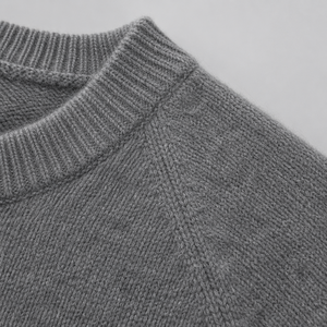 Maglione Invernale da Uomo a Collo Tondo in Mohair, Lavorazione a <span class=keywords><strong>Maglia</strong></span> 9 Gauge, Pullover Grigio Mélange con Polsini a Costine, Vestibilità Comoda, Logo Frontale, OEM ODM - Product Image 2