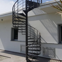 Escalier en colimaçon circulaire contemporain Anewson en acier au carbone avec verre courbé, luxueux et peu encombrant