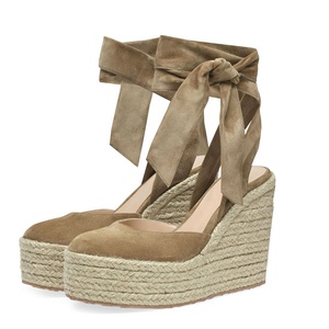Sandalias de tacón cerrado con plataforma y cuña gruesa, estilo espadrille, con correa al tobillo, de ante con estampado de leopardo y guepardo - Product Image 2