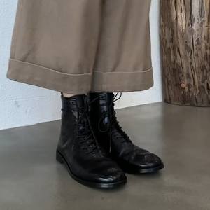 Bottes de motard en cuir véritable pour femme, style britannique rétro, coupe ajustée, chic et audacieux, à lacets, bout rond, version en cuir de vachette - Product Image 2