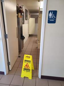 Sıcak satış özelleştirilmiş sarı plastik bir şekil dikkat ıslak zemin uyarı işareti kurulu - Product Image 4