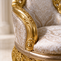 Fauteuil rembourré de style français avec cadre en bois sculpté à la main et finition dorée, chaise de salle à manger en tissu pour hôtel, restaurant et villa