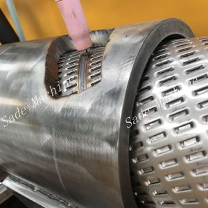 Machine de soudage en spirale automatique chinoise pour la fabrication de tubes ou de tuyaux filtrants perforés - Product Image 2