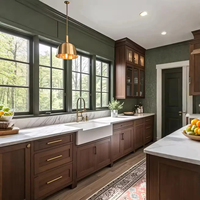 Meubles de cuisine Vermonhouzz Custom Classic vert foncé encadrés avec panneaux encastrés, style Shaker, et îlot central avec plan de travail en marbre