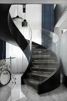 Escalier intérieur courbé au design artistique, avec verre trempé/fer forgé/garde-corps en câble, marches en marbre ou en bois, pour villa