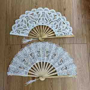 Elegante Abanico Plegable de Encaje de Algodón - Borlas de Bambú y Seda Vintage, Personalizado para Regalos de Boda, Fiesta y Baile - Product Image 2