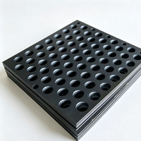 Grille de tamisage perforée à haute intensité vibratoire, utilisée pour la filtration et le criblage du sable et des pierres.