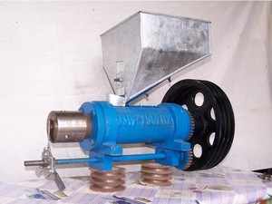 Machine extrudeuse d'aliments pour animaux de compagnie bleue et jaune avec moteur pour la production de granulés de poisson - Product Image 4